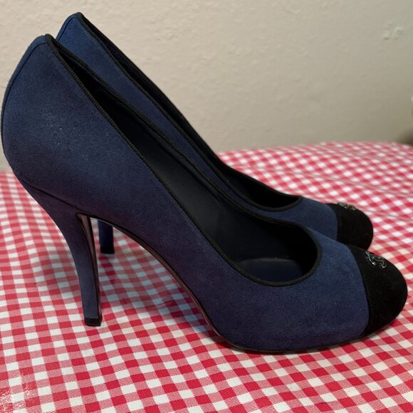 Chanel Navy Blue & Black Suede Logo Cap Toe Pump Heels Size 38 - Picture 9 of 10